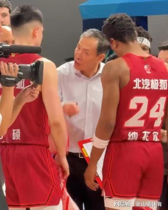 人心散了！方硕与教练争执6成球迷提前离场许帅不满球队表现(图3)