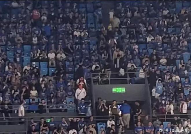 人心散了！方硕与教练争执6成球迷提前离场许帅不满球队表现(图5)