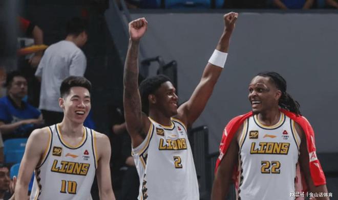 人心散了！方硕与教练争执6成球迷提前离场许帅不满球队表现
