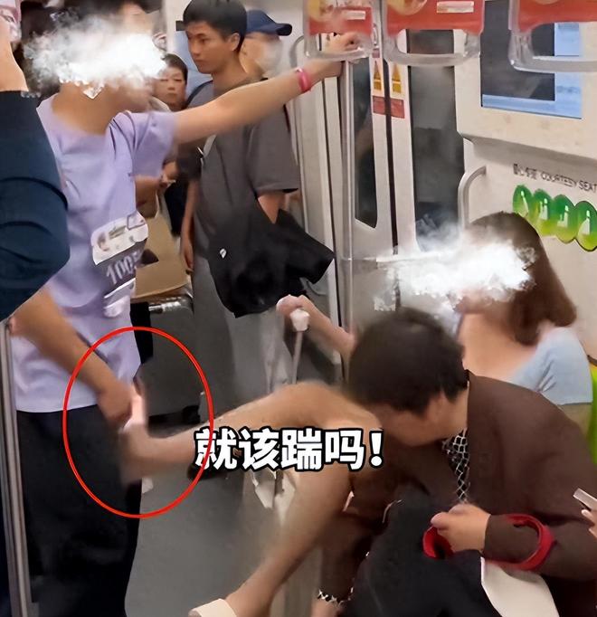 九游app：地铁踢裆女被处罚仍态度嚣张现场曝光！女子表现：耍横无理(图3)