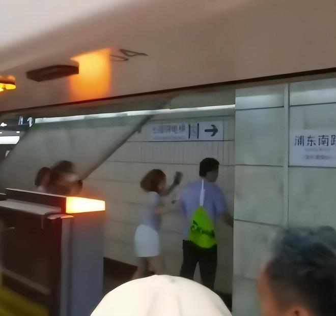 九游app：地铁踢裆女被处罚仍态度嚣张现场曝光！女子表现：耍横无理(图8)