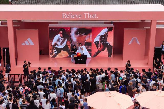 九游app：阿迪达斯爱德华兹二代专业篮球鞋在蓉全球首发(图2)