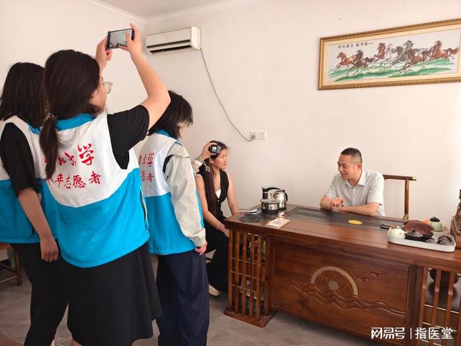 九游app：河北某大学学生来涿州采访五绝指针非遗传承人