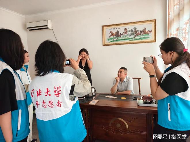 九游app：河北某大学学生来涿州采访五绝指针非遗传承人(图2)