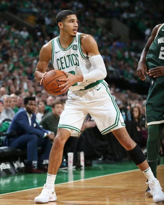 九游体育：40战靴来了！越来越没辨识度(图4)