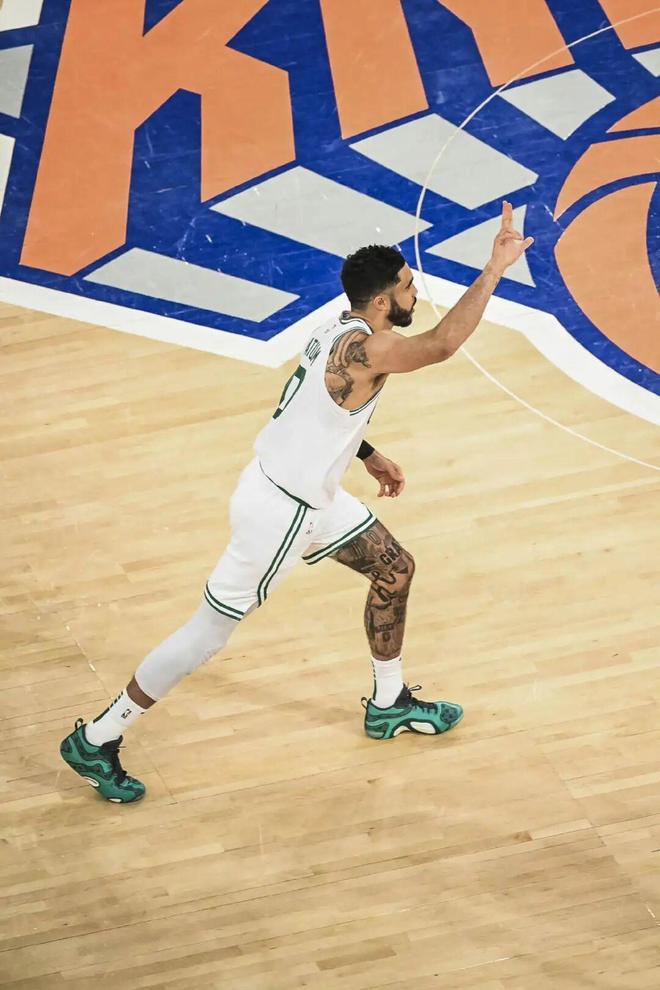 九游体育：40战靴来了！越来越没辨识度(图11)