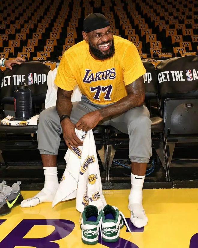 超人气配色！细节太多！这双鞋被低估了？？(图4)