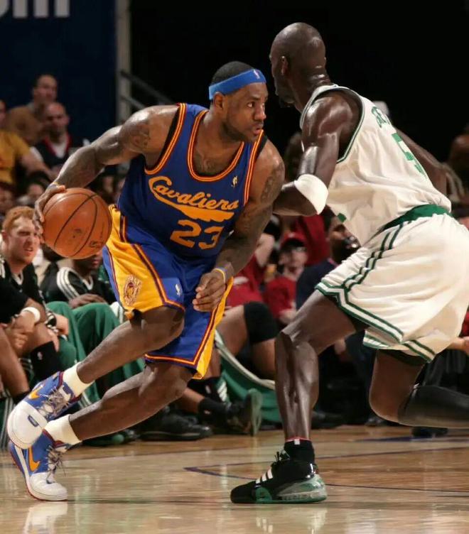 超人气配色！细节太多！这双鞋被低估了？？(图2)