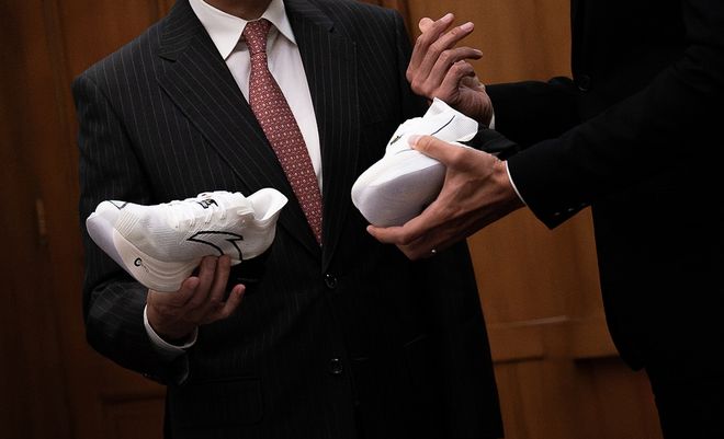 九游app入口：安踏的升维之战：直道超车