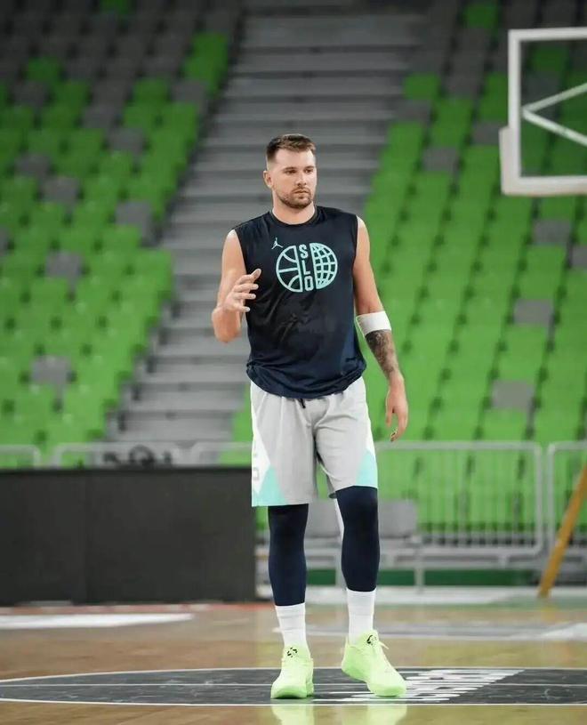 九游app：黑马！超强进化！个人签名鞋！快来了(图4)