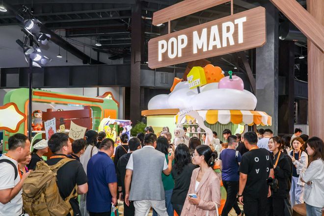 泡泡玛特核心IP集结服贸会首次开放IP主题甜品试吃