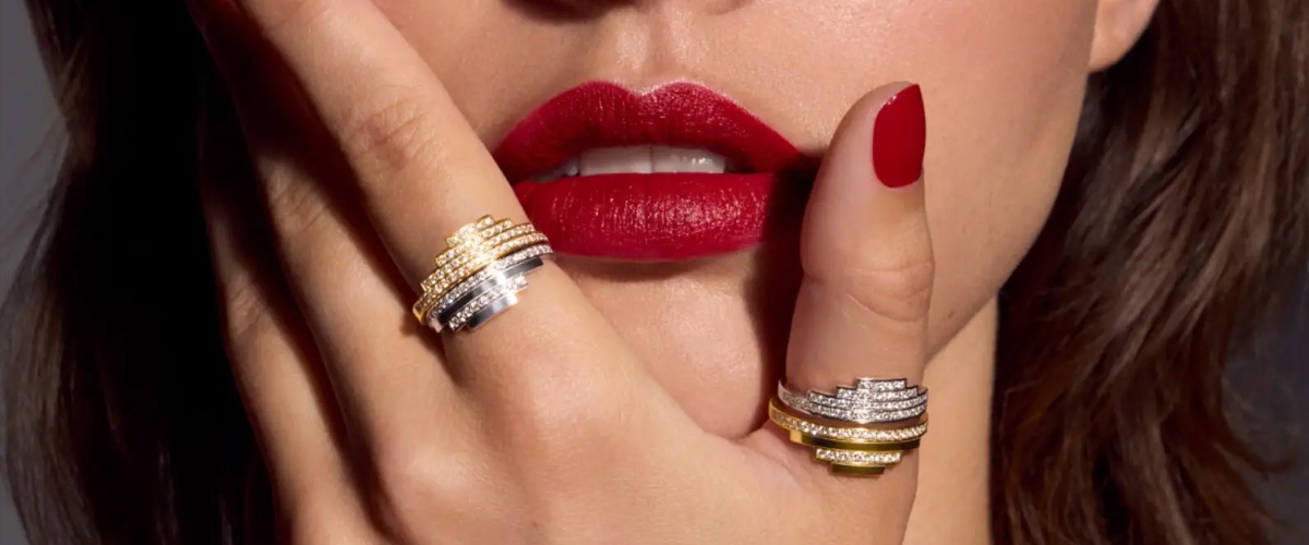 盘点2024春夏时装周上的8大潮流趋势：乐福鞋成鞋履焦点、珠宝元素频现、80年代流行文化回潮……(图10)