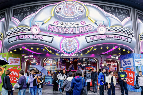 九游app入口：名创优品MINISOLAND首次亮相杭州湖滨打造城市潮流新地标