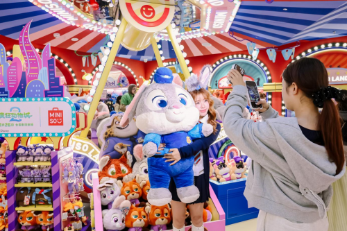 九游app入口：名创优品MINISOLAND首次亮相杭州湖滨打造城市潮流新地标(图3)