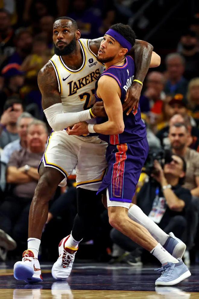 布克二代亮相！Nike与阿迪结合体？？(图3)