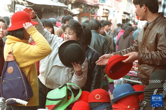 九游体育：时光相册·当年流行｜冬天了还记得它曾经带来的温暖吗？(图2)