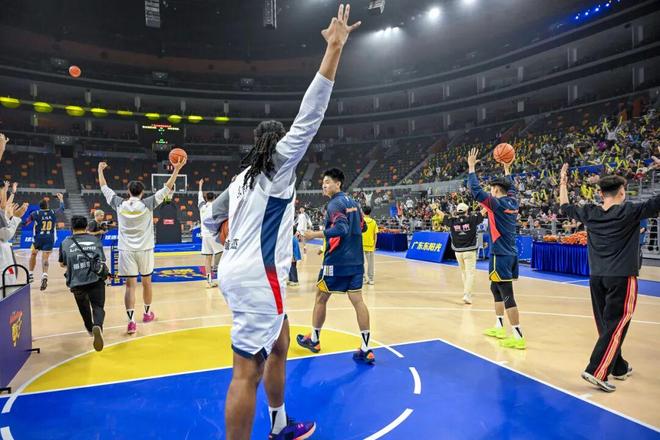 “英歌+醒狮”联合助阵1214揭幕战宏远中场「一球千金」时刻和「赛后大合照+签名」来袭！(图3)