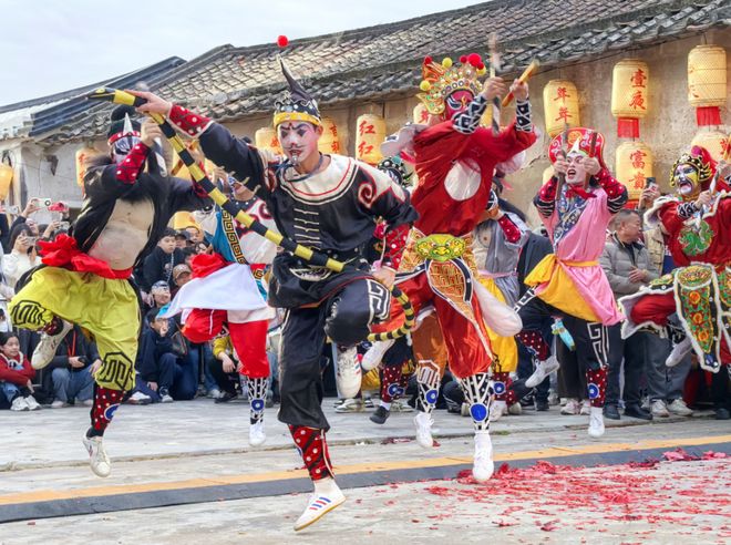 “英歌+醒狮”联合助阵1214揭幕战宏远中场「一球千金」时刻和「赛后大合照+签名」来袭！(图2)