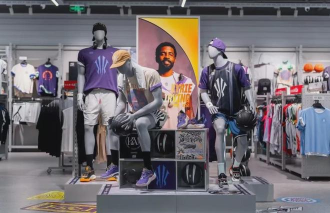 坐稳全球第三！2025安踏的“帝国地图”与“裂缝警报”