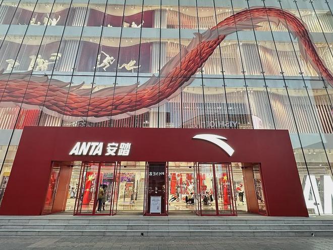 坐稳全球第三！2025安踏的“帝国地图”与“裂缝警报”(图8)