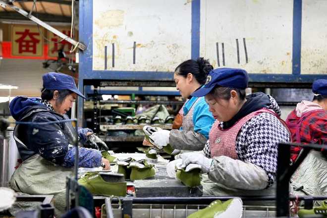 年销500万双！“镇宁造”解放鞋走红东南亚(图1)