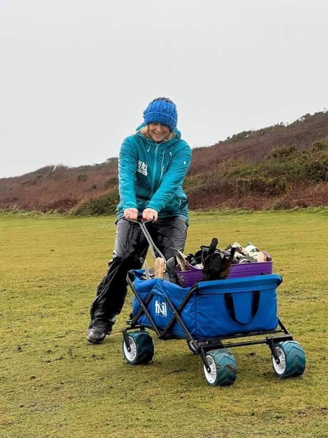 400多只鞋子被冲到英国沙滩推测来自150年前维多利亚时代的船难(图2)