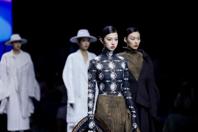 九游app入口：浪起深圳美美与共“和鸣东方”第十五届“大浪杯”中国女装设计大赛正式启动！(图3)