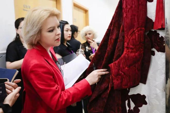 九游app入口：浪起深圳美美与共“和鸣东方”第十五届“大浪杯”中国女装设计大赛正式启动！(图7)