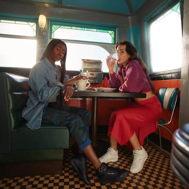 九游app入口：从全球第一到闭店清仓昔日球鞋王者被中国“并购之王”盯上(图5)