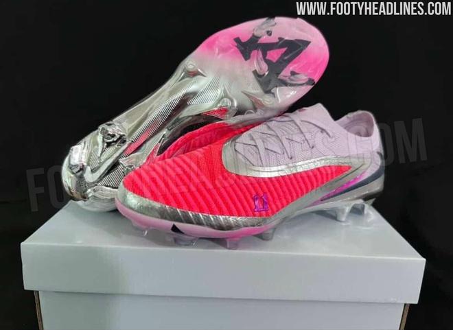 世体：巴萨女足普特利亚斯将推出签名战靴定于在2026年发布