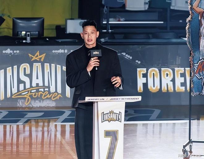 九游体育：林书豪球衣退役周杰伦现身活动穿克罗心满钻裤子价值超百万(图2)