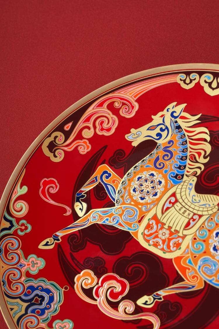 一马当先启新程国瓷传情贺新春——华光国瓷2026马年生肖福礼发布_泉城新闻_大众网(图5)