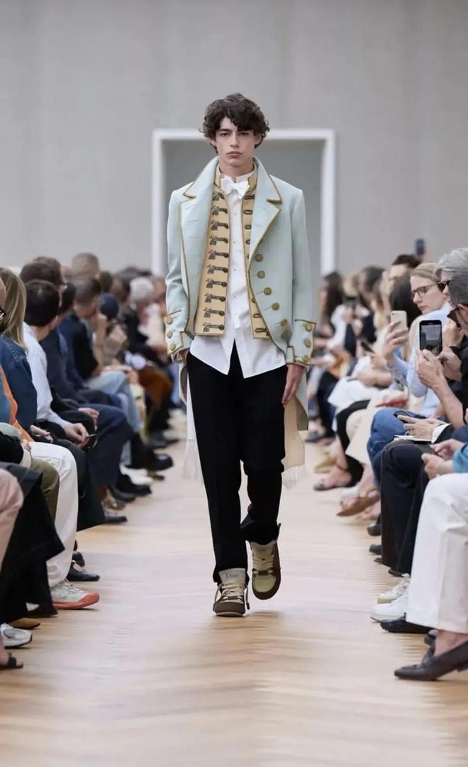 九游app：小帅们的2025年度单品你也来看看吧！(图7)