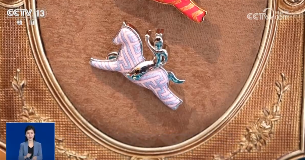 九游app：“国风+汉服”“国风+科技”文创”燃动节前文旅市场古韵国潮成顶流审美(图13)