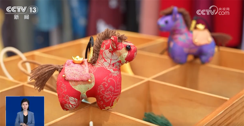 九游app：“国风+汉服”“国风+科技”文创”燃动节前文旅市场古韵国潮成顶流审美(图15)