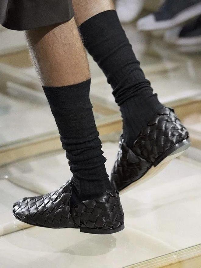 越懒越时髦？2025年无鞋带鞋履趋势解析(图2)