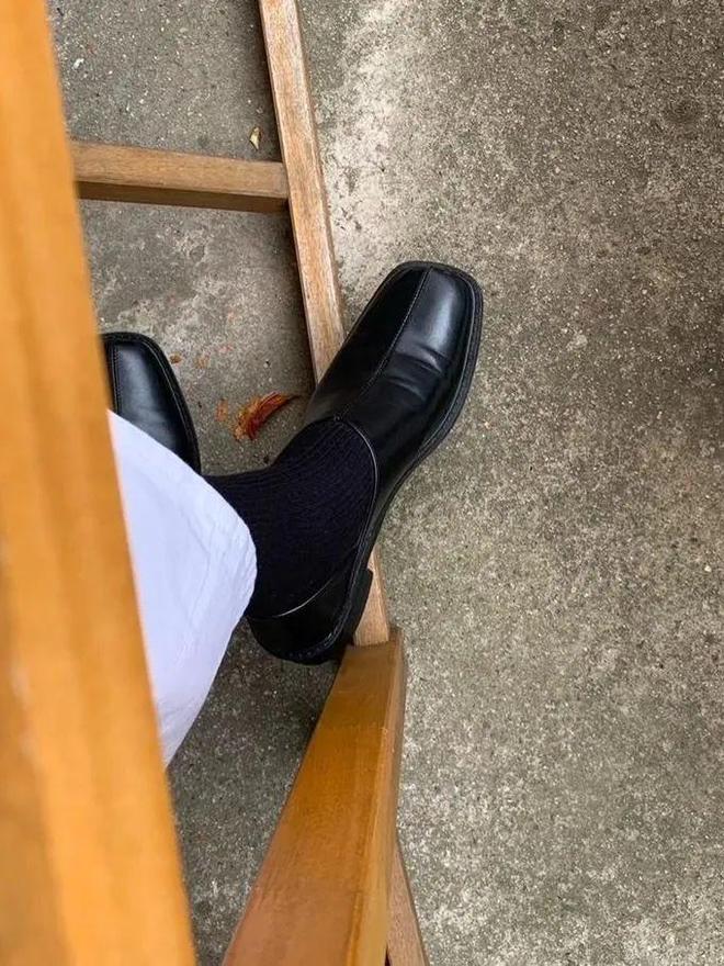 越懒越时髦？2025年无鞋带鞋履趋势解析