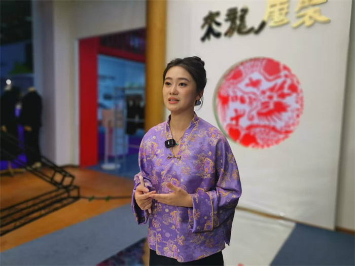 九游体育：尽现非遗国潮的独特魅力！2025来龙中式服装守艺与创新发布秀(图3)