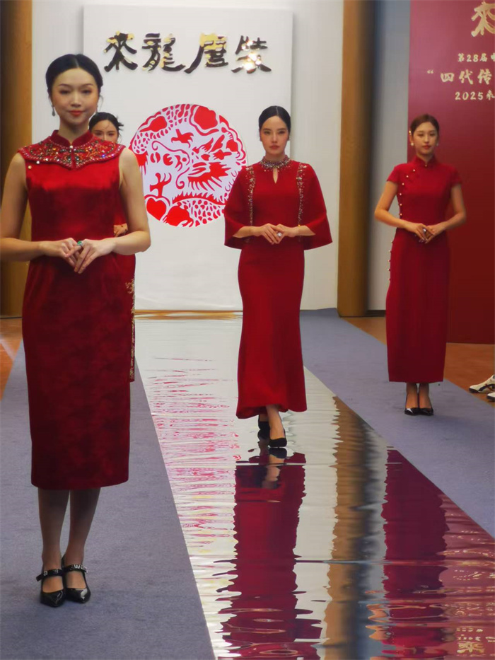 九游体育：尽现非遗国潮的独特魅力！2025来龙中式服装守艺与创新发布秀(图4)
