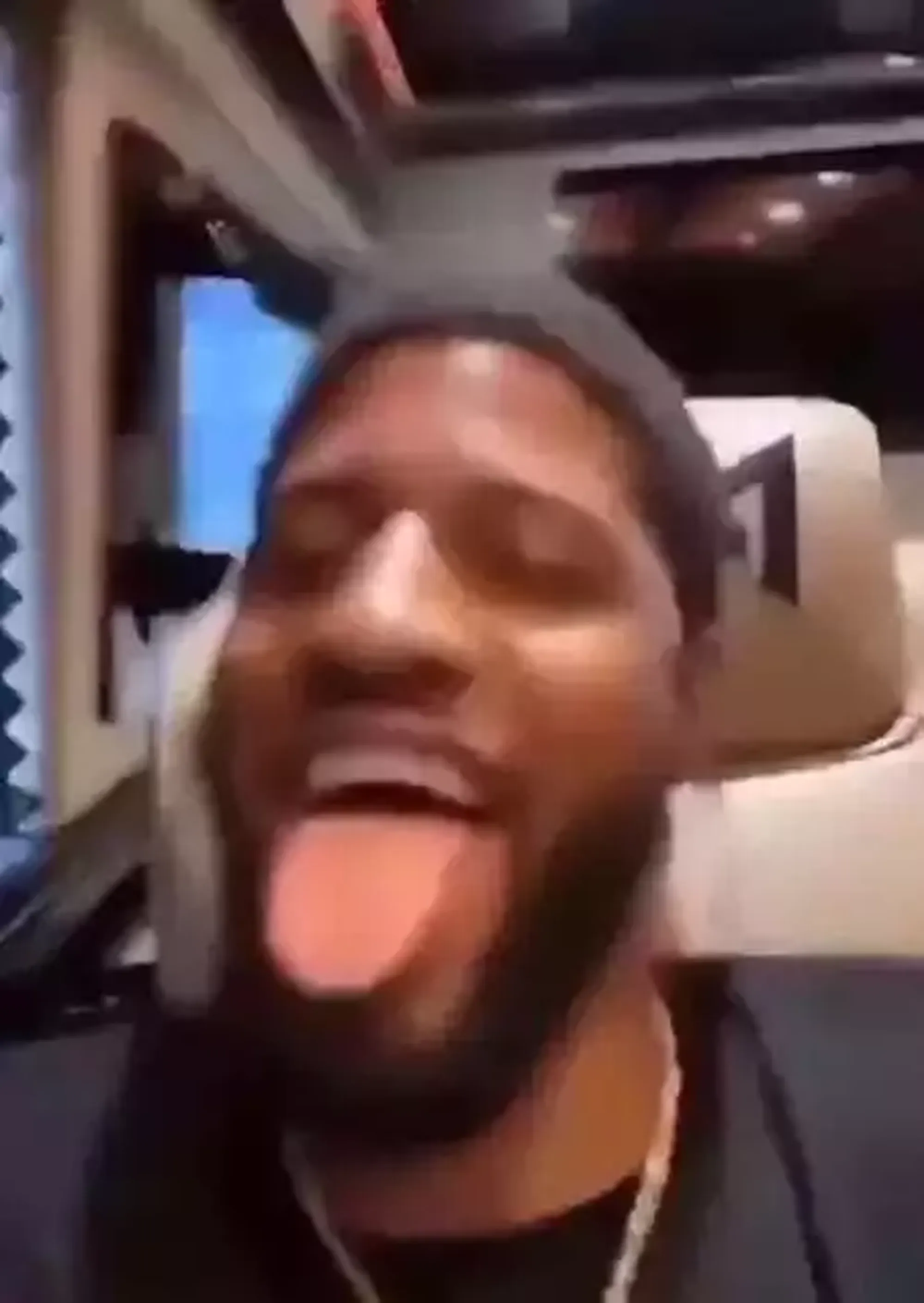 九游体育：流言板]CP：蔡恩大学时期因踩爆球鞋伤退之后与乔丹签下天价合同(图4)