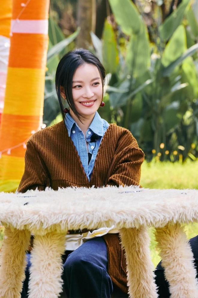 九游体育：入秋又火了一种穿法：叫倪妮穿美拉德外套配阔腿裤德训鞋好高级(图3)