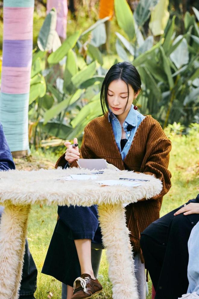 九游体育：入秋又火了一种穿法：叫倪妮穿美拉德外套配阔腿裤德训鞋好高级(图2)