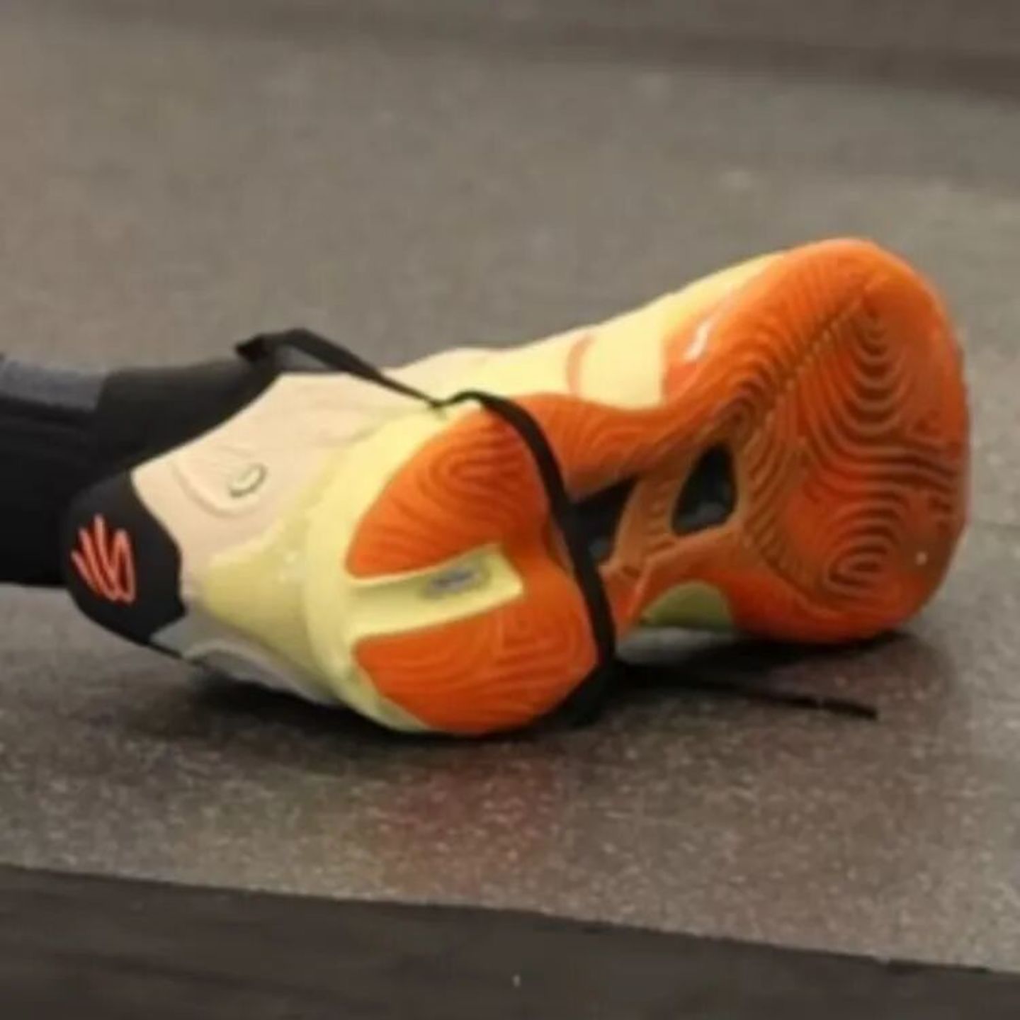 当坚持要做品牌化的库里遇上立志全球市场的安踏(图2)