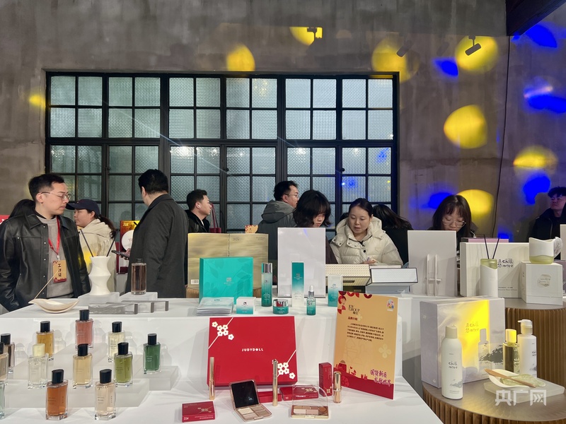 九游app：从政策扶持到生态构建上海徐汇加码国潮潮品(图2)