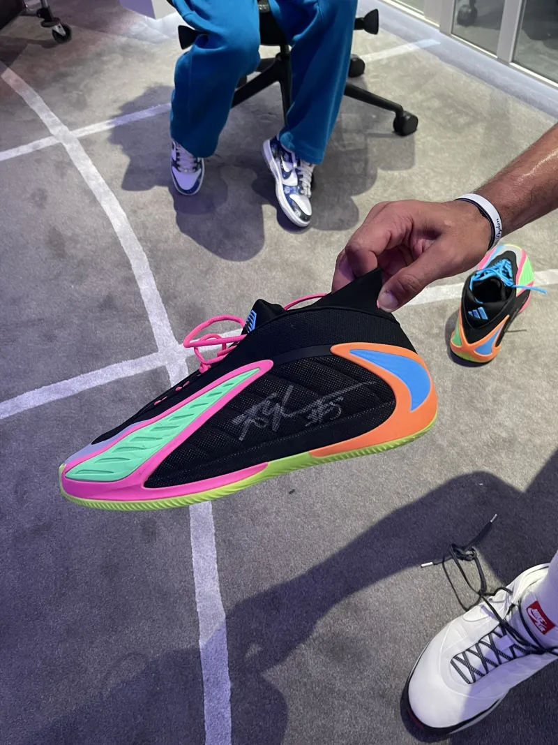 流言板]爱德华兹今日将球鞋赠予巴图姆后者儿子是爱德华兹的粉丝