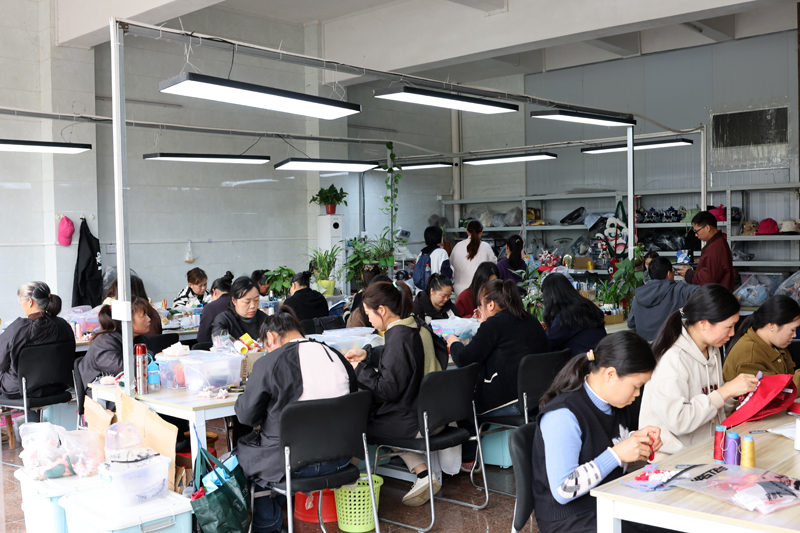 手绣托起家门口的就业梦