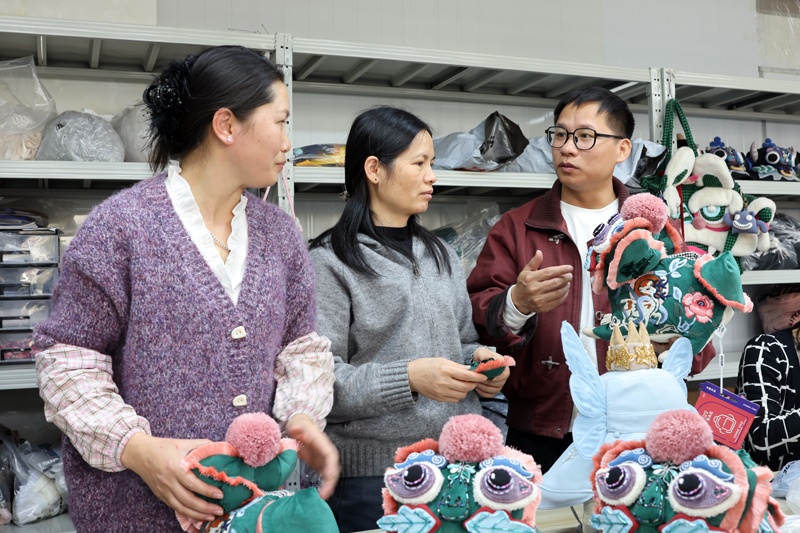 手绣托起家门口的就业梦(图2)