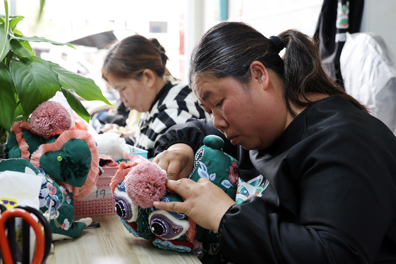 手绣托起家门口的就业梦(图4)