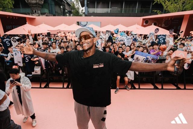 九游app：阿迪达斯爱德华兹二代专业篮球鞋在蓉全球首发