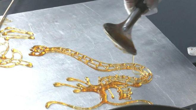 九游体育：【打造“四个强市”建设“幸福家园平安永济”】勺为笔糖为墨绘出非遗新活力(图2)